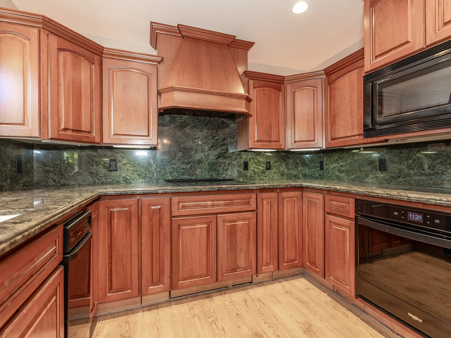 3 bed, 2.5 bath, 2576 sqft, $4,900 — Photo 4