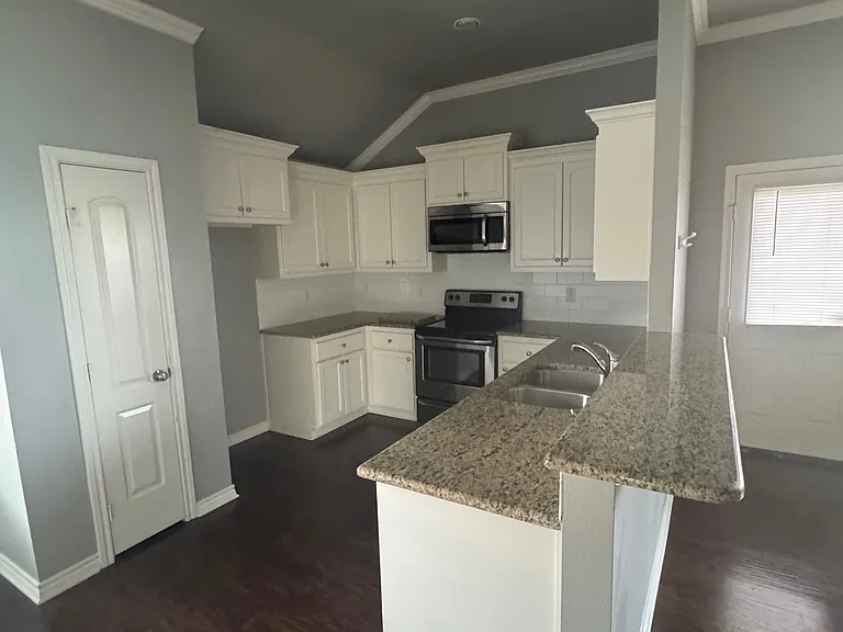 438 Ambrose Ave — Photo 4