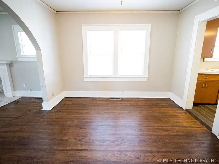 1147 S Florence Ave — Photo 25