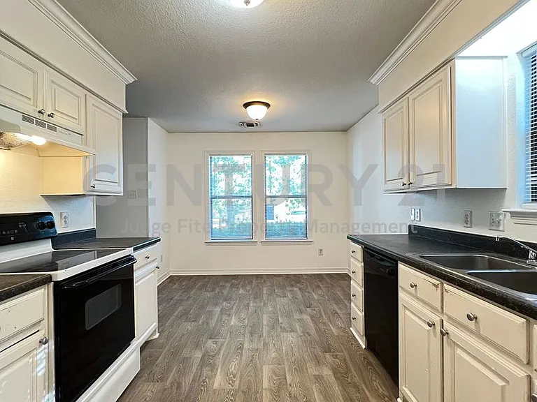 403 W Oak St — Photo 6