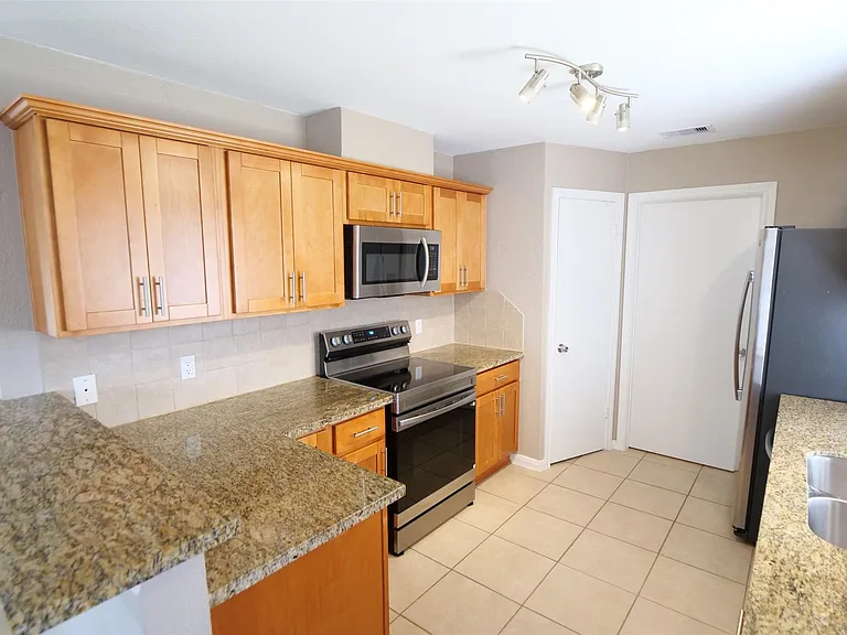915 Comstock Springs Dr — Photo 8