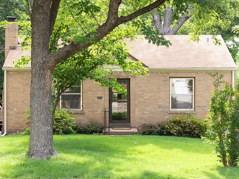 340 Calvert Ave — Photo 1