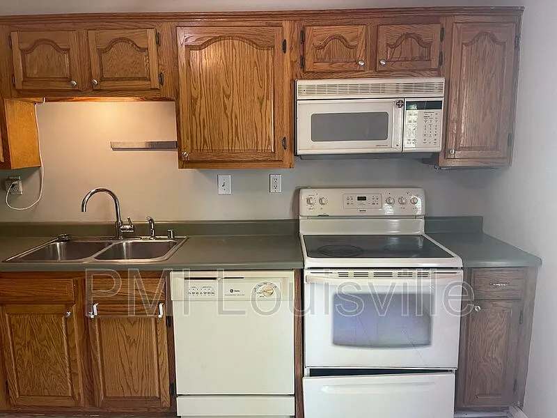3 bed, 1.0 bath, 925 sqft, $1,450 — Photo 3