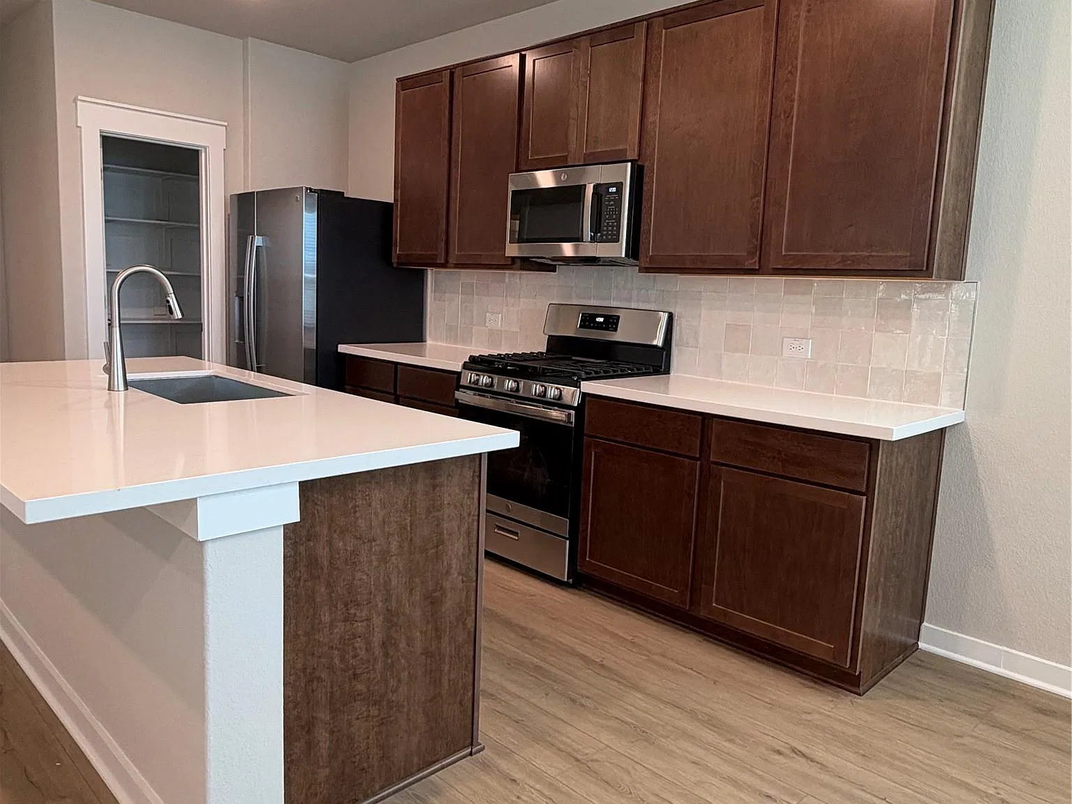 3 bed, 2.5 bath, 1640 sqft, $2,050 — Photo 4