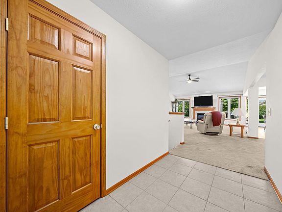 4th image of 219 Acorn Dr