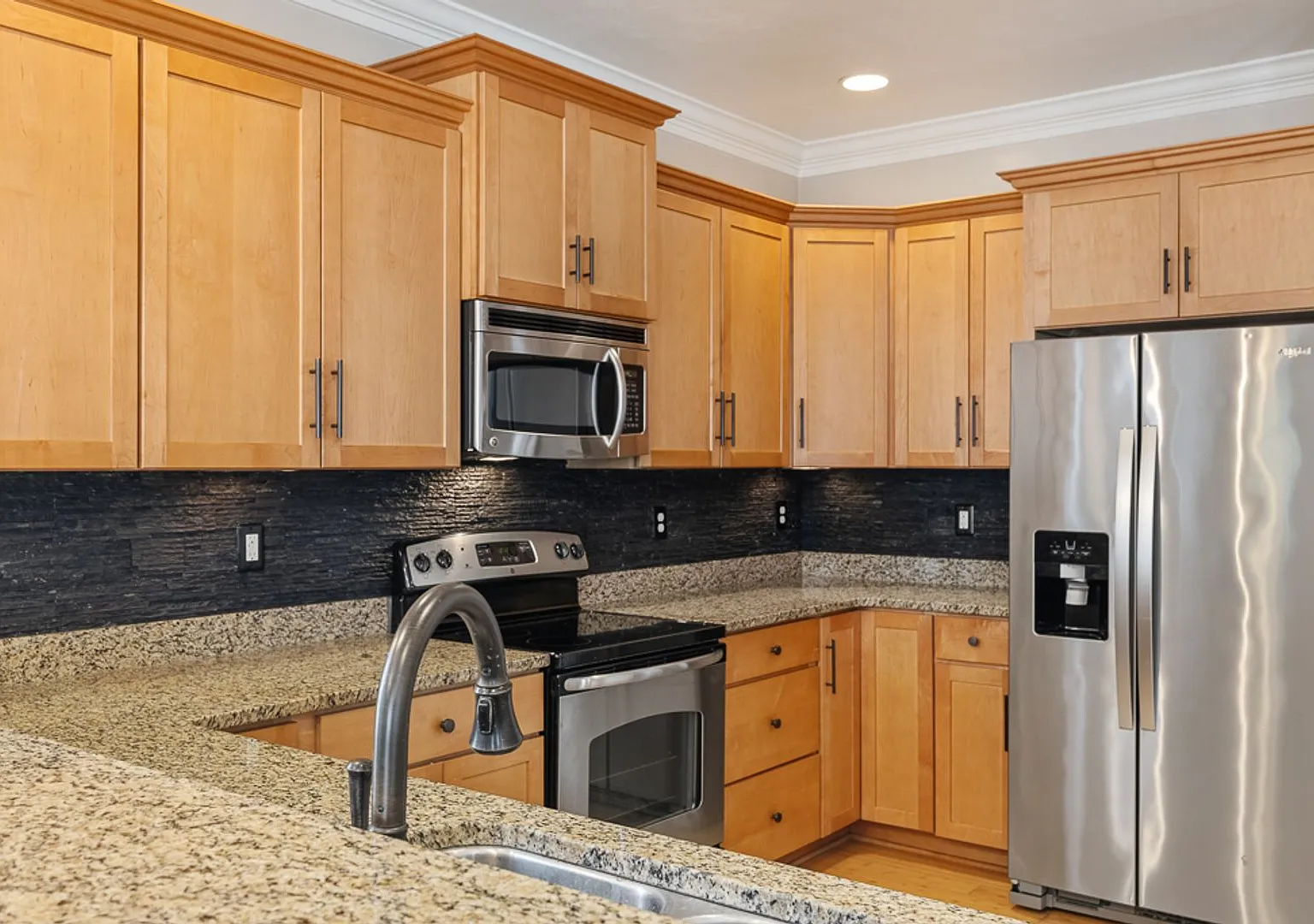 Beautiful 3-story home featuring 3 bedrooms and stylish custom finishes throughout - close to bea... — Photo 3