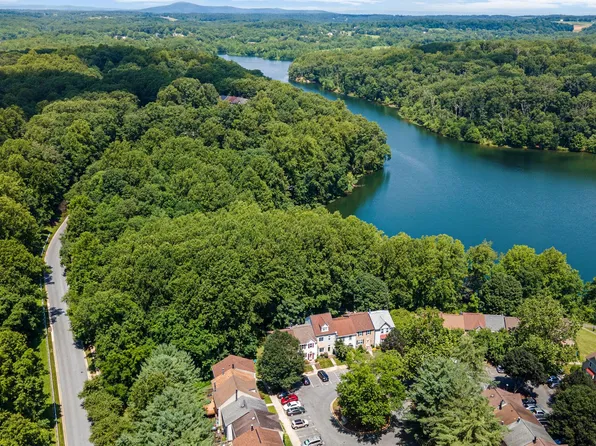 39 Lake Park Ct #962, Germantown, MD 20874