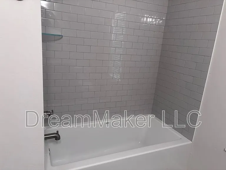 1902 Hollow Crest Ct — Photo 17