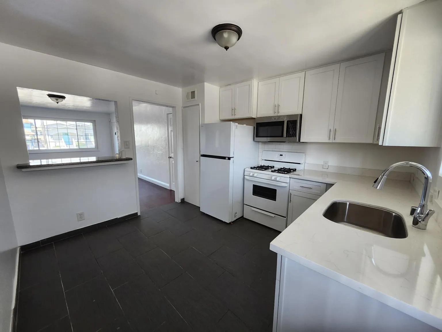 2 bed, 900 sqft, $2,675 — Photo 3