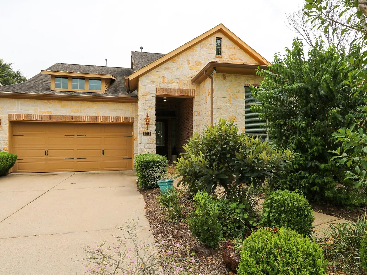 3 bed, 2.5 bath, 2238 sqft, $2,900 — Photo 2