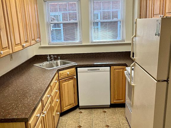 Kitchen
Note: Tall cupboards provide ample storage