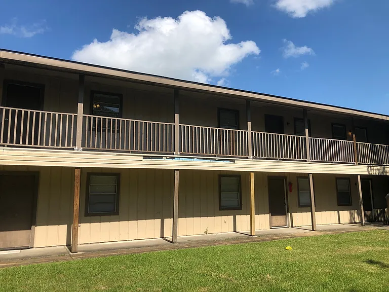 400 Live Oak Spacious 2 Bedroom Apartment with On-Site Laundry — Photo 8