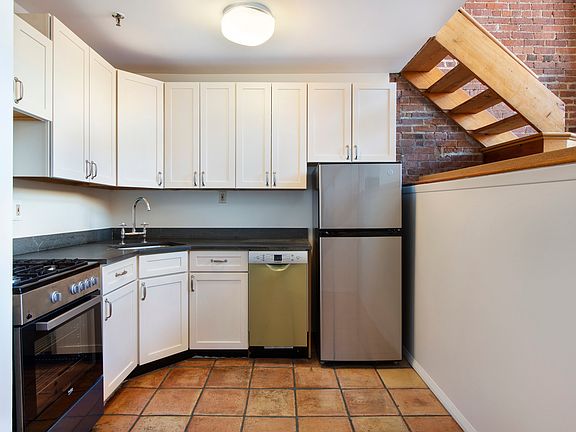 4th image of 838 Greenwich St APT 4C