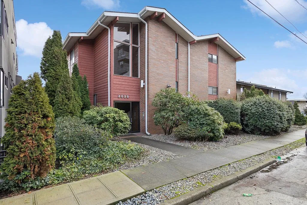 2028 Waverly Pl N - 2 bedrooms — Photo 1