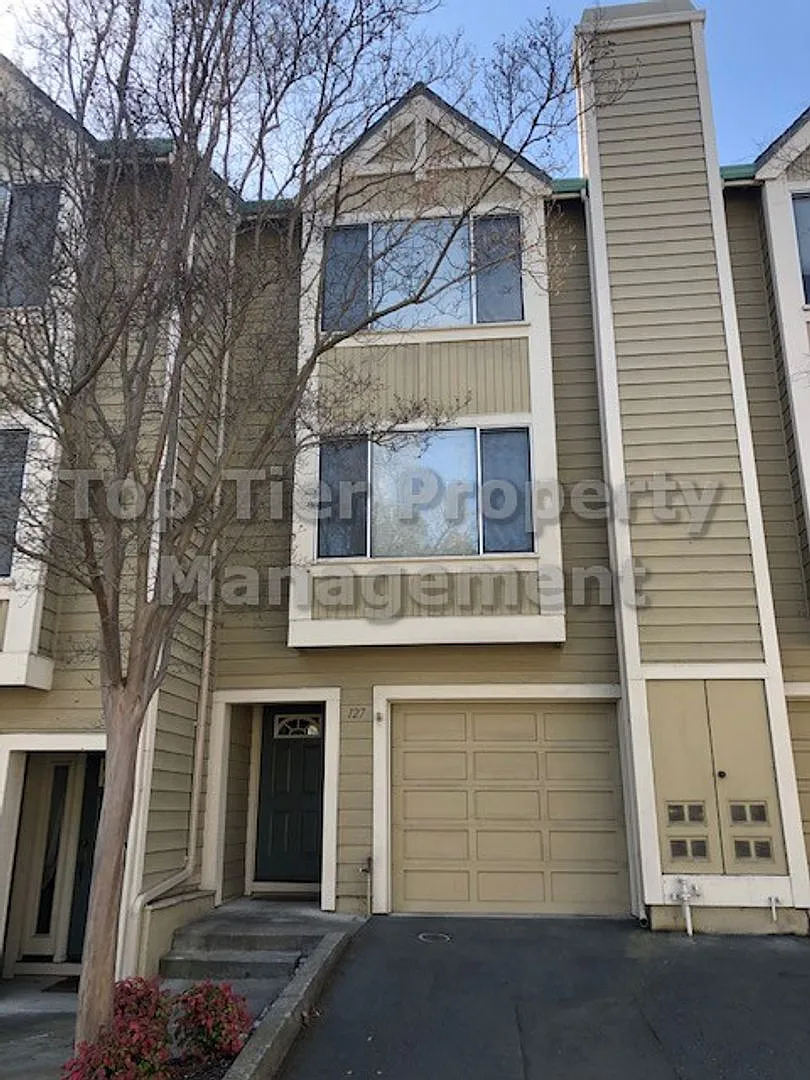 Spacious 2 Bd/ 2.5 Ba/ 1405 sf Walnut Creek Townhouse available early October for Lease! — Photo 1