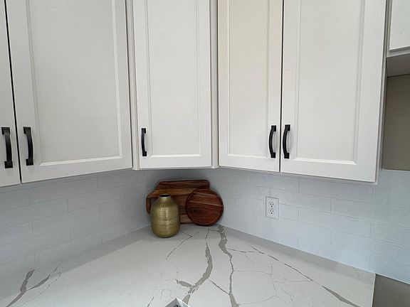 5th image of 1310 Greenleaf Rd SE