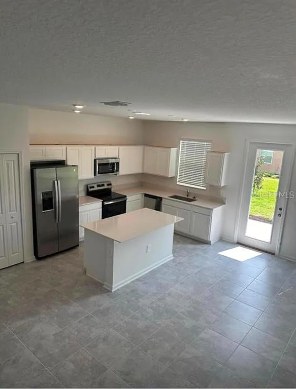 4 bed, 3.5 bath, 1944 sqft, $2,450 — Photo 3
