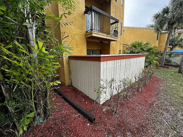 2885 Winkler Ave, Fort Myers, FL