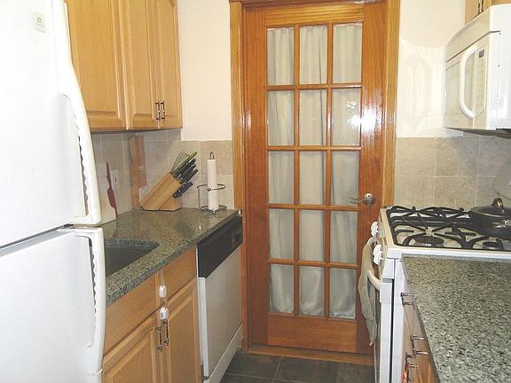 3rd image of 66-10 Thornton Pl APT 2R