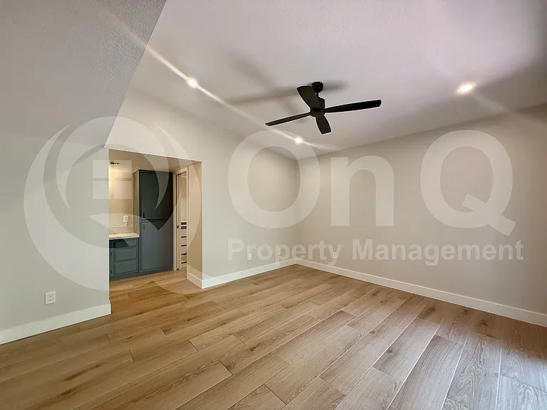 4322 N 28th Way — Photo 8
