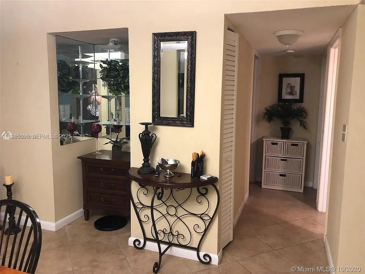 Building Photo - 9440 SW 8th St #402