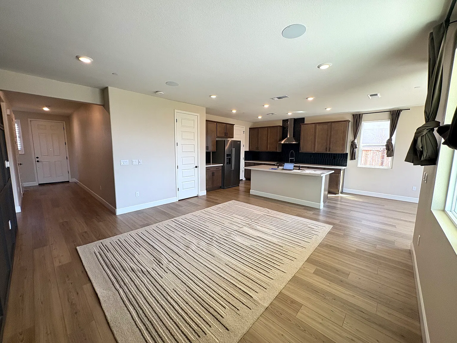 5 bed, 3.5 bath, 2378 sqft, $3,500 — Photo 4