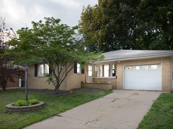 351 Charlotte St, Pekin, IL 61554
