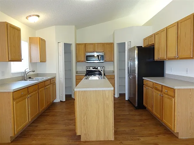 1613 SW Carillo Ave — Photo 2