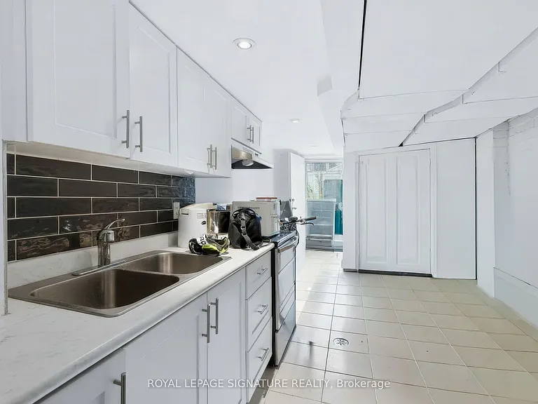 37 Strathcona Ave — Photo 31