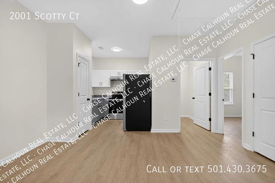 This well-located duplex offers convenience, and easy access to everything you need in the heart ... — Photo 2