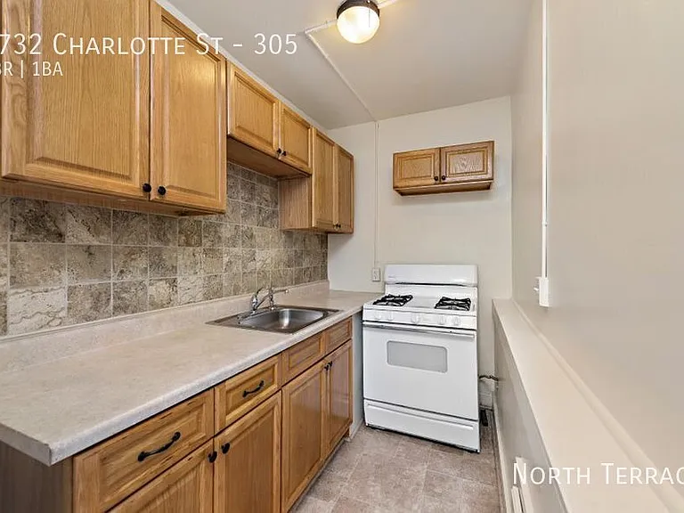 2732 Charlotte St — Photo 14