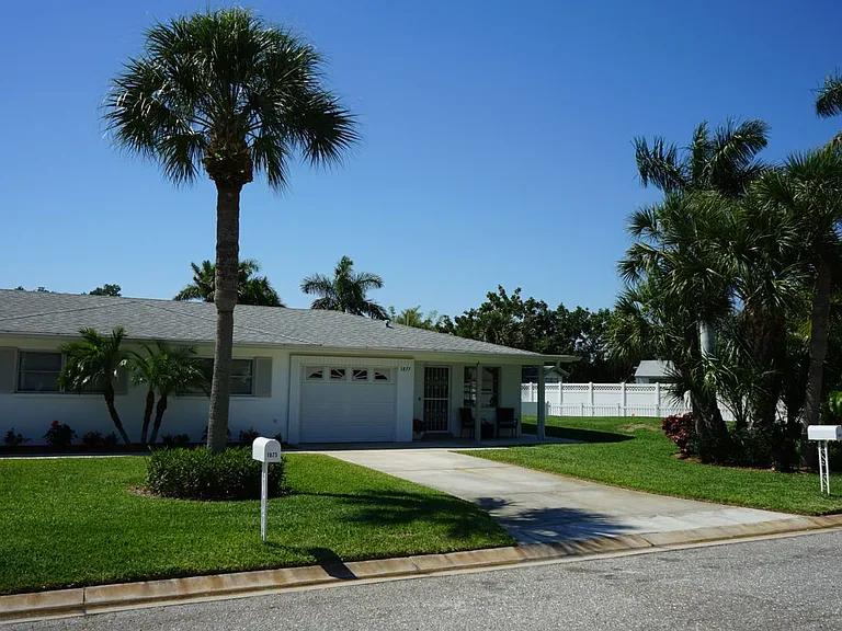 1877 Southpointe Dr — Photo 2