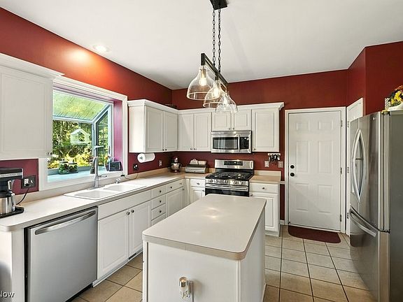 4th image of 376 Bishop Way
