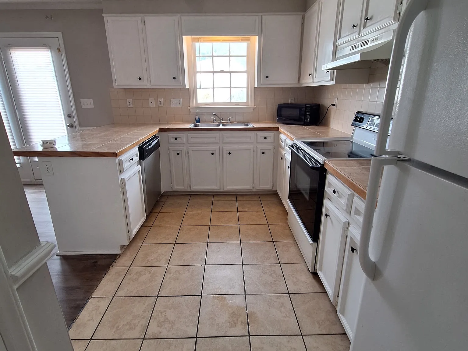 2 bed, 2.5 bath, 1453 sqft, $1,050 — Photo 4