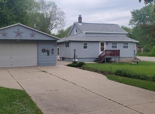 1015 S Utica Rd, Oconomowoc, WI 53066