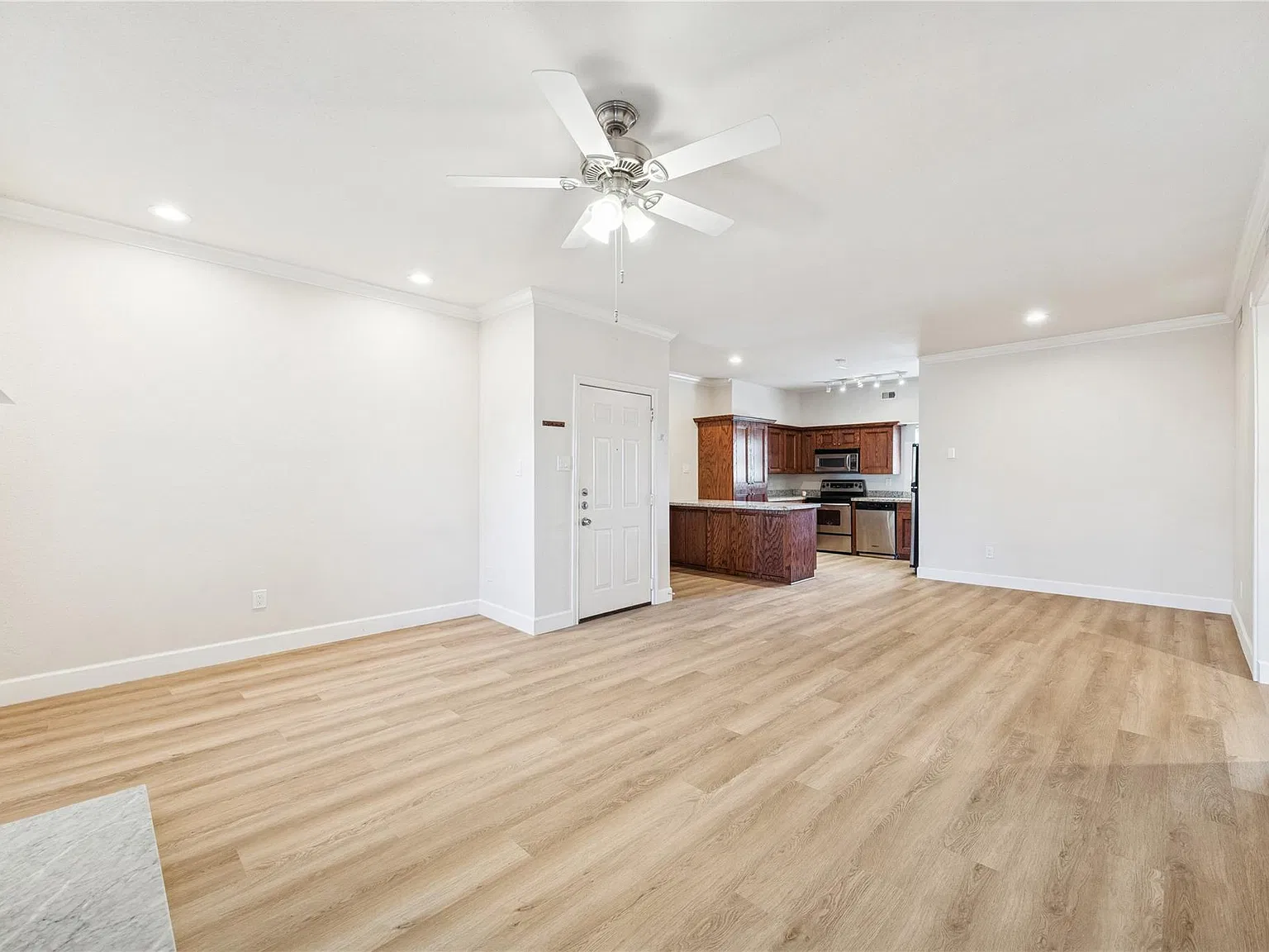 2 bed, 2.0 bath, 1042 sqft, $2,200 — Photo 3