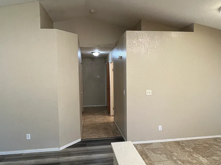 2752 Houston Ave — Photo 8