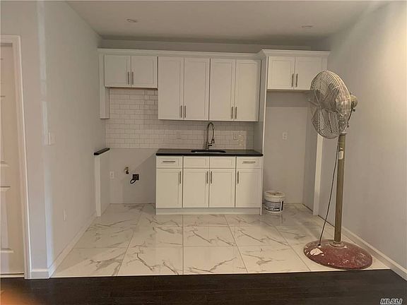 3rd image of 926 E 221st St