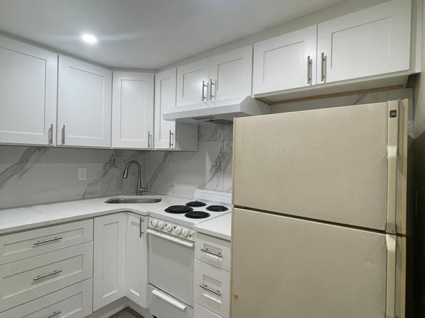 18 Swan Rd APT 3