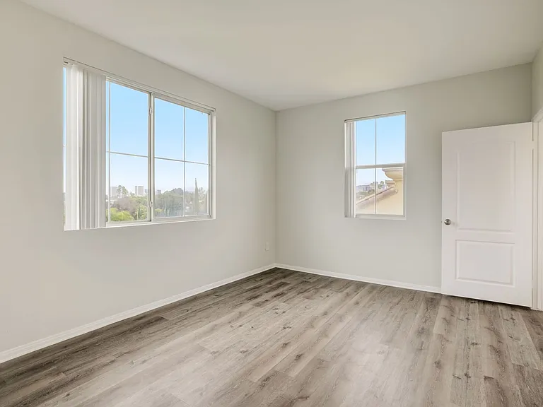 2245 Beverly Glen — Photo 72