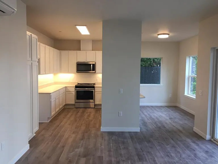 219 SW 3rd Ave — Photo 6