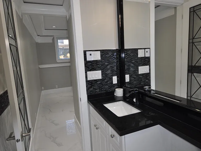 7505 Kingsway — Photo 4