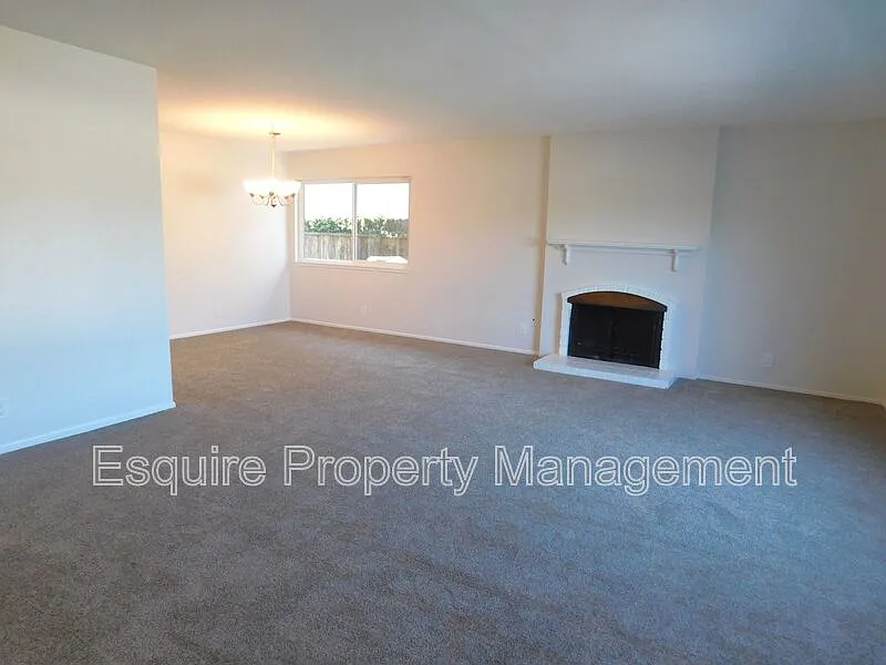 4 bed, 2.0 bath, 1876 sqft, $3,995 — Photo 3