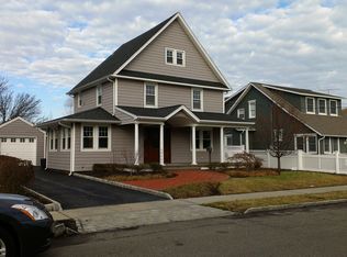 11 Meadow Ln, Amityville, NY 11701