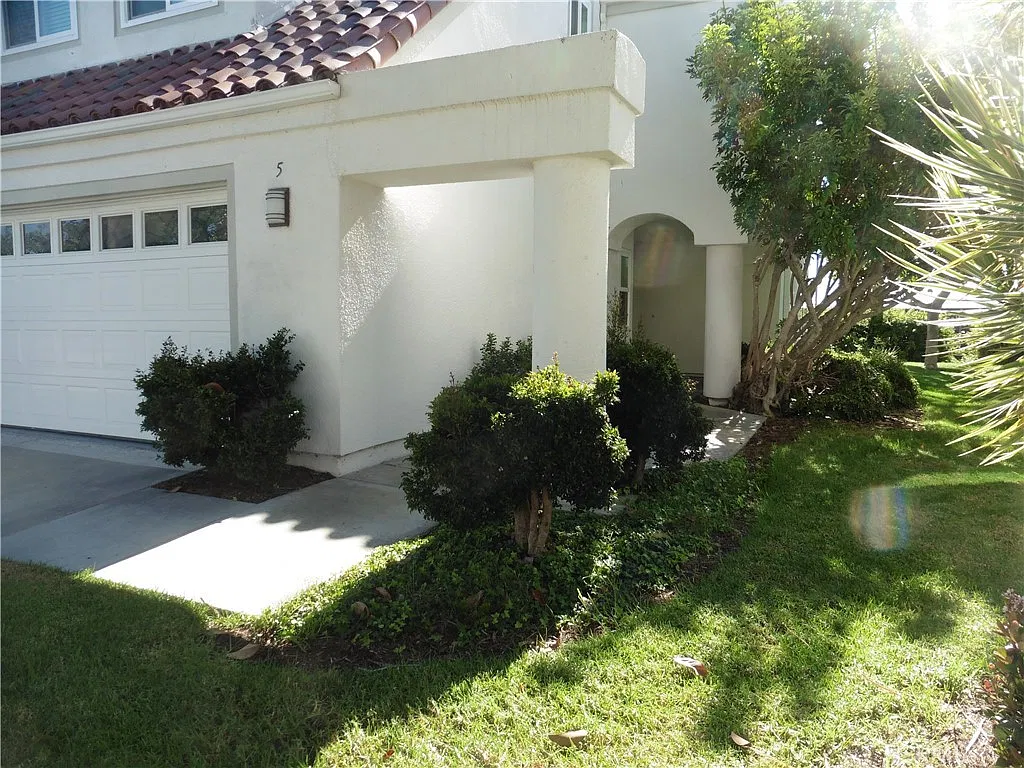 3 bed, 2.5 bath, 2056 sqft, $5,200 — Photo 2
