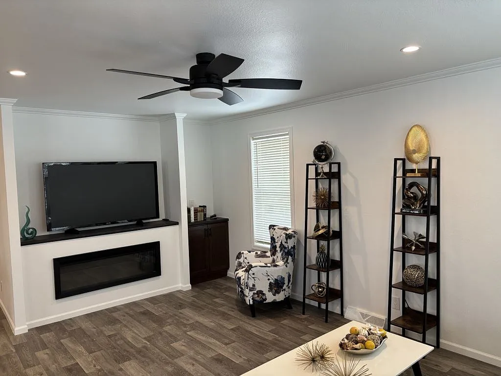 3 bed, 2.0 bath, 1356 sqft, $1,900 — Photo 2