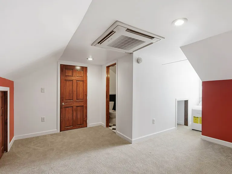 339 E Chestnut St — Photo 21