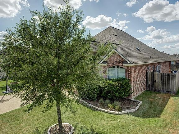 3rd image of 913 Crystal Dove Ave