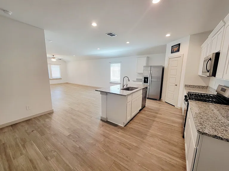 7324 9th St — Photo 3