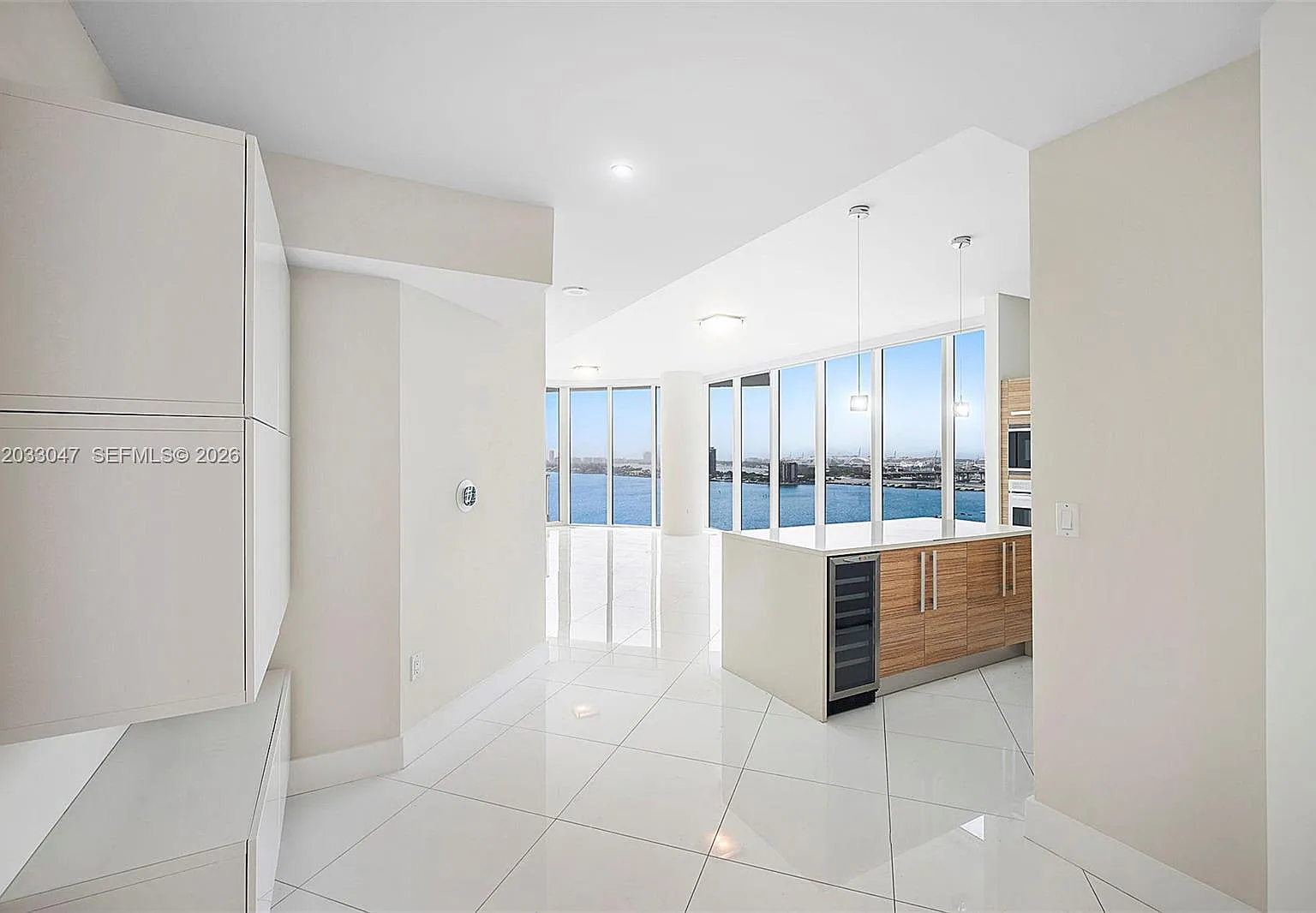 Paramount Bay Condo — Photo 3